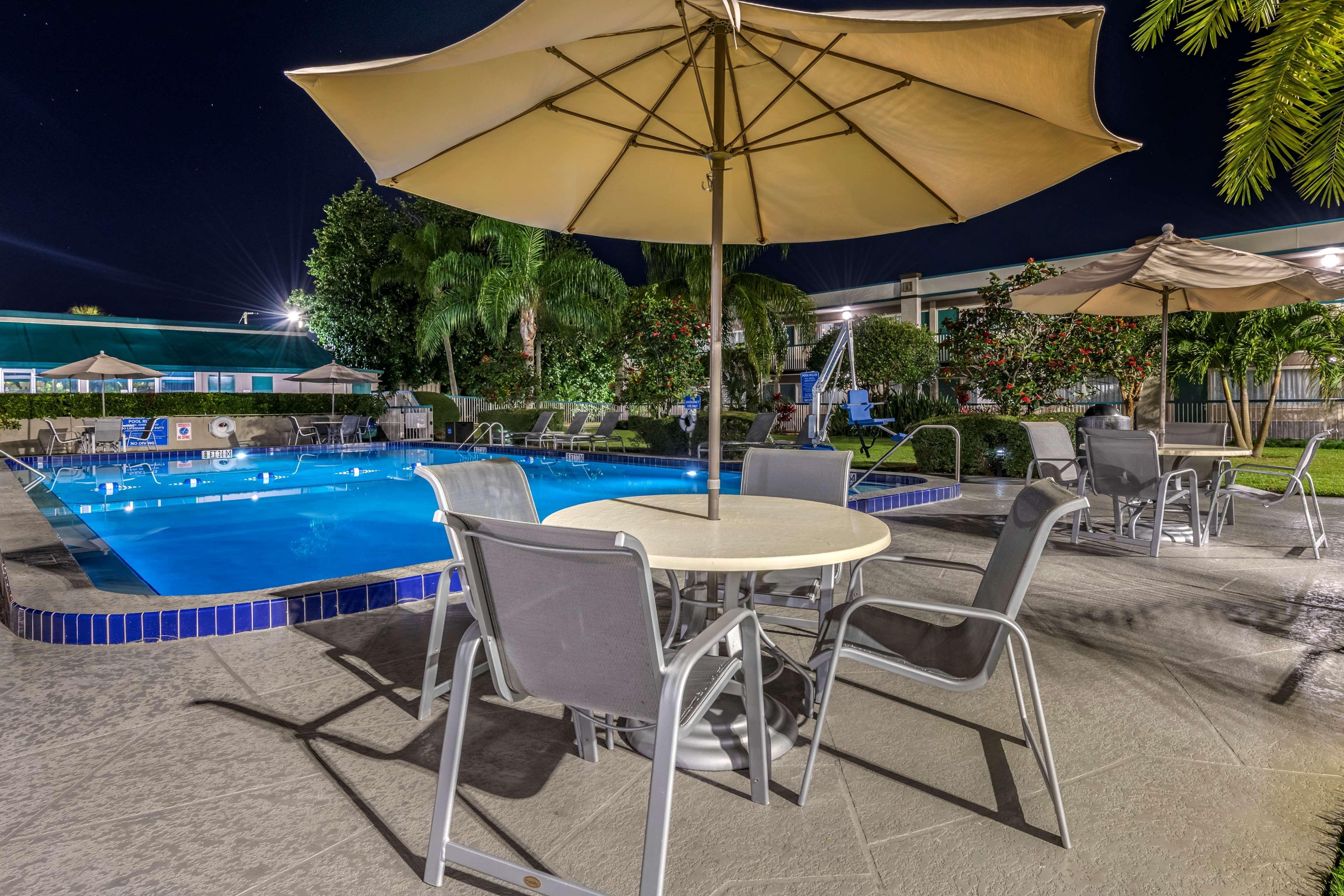 Best Western Downtown Стюарт Екстериор снимка