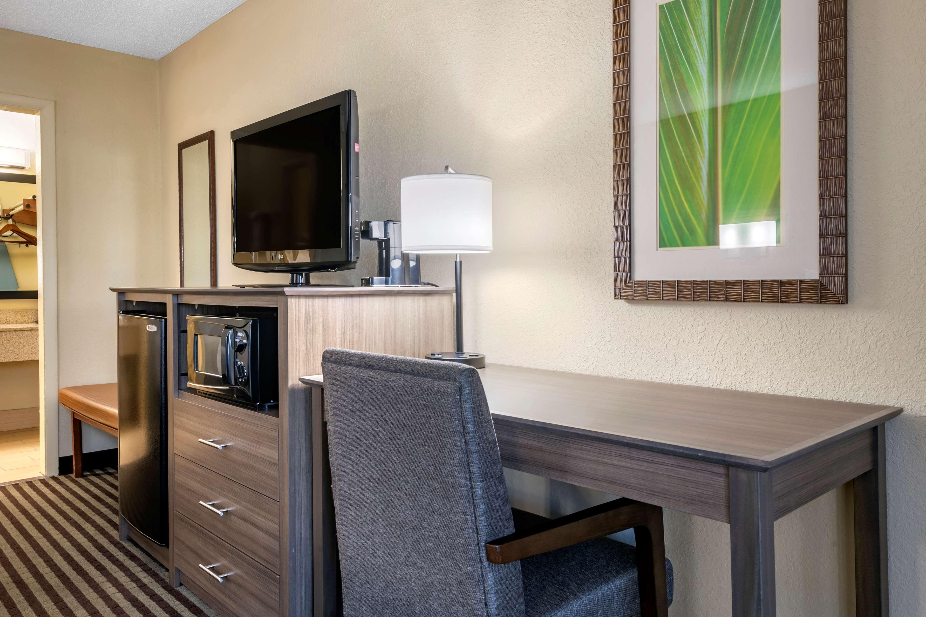 Best Western Downtown Стюарт Екстериор снимка